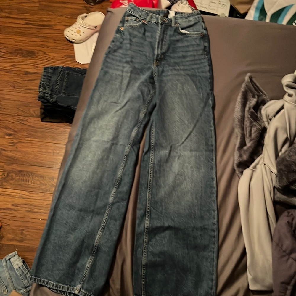 Wide leg blue jean